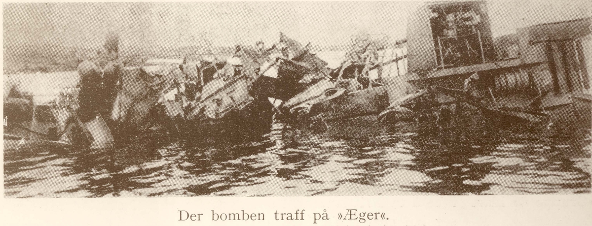Motiv: Jageren ÆGER etter bombingen 9 apr 1940. Midtskipet
