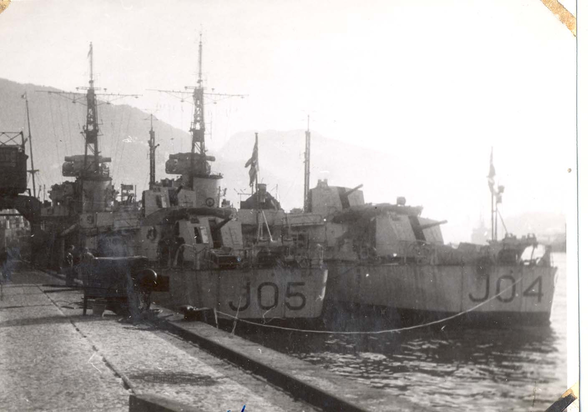 Jagerne "Trondheim" og "Stavanger" på besøk i Bergen, februar 1947.