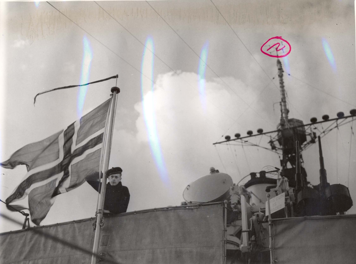 Jageren "Stord" blir overtatt av Den Norske Marine, 26.august 1943.
Gast ved flagget.