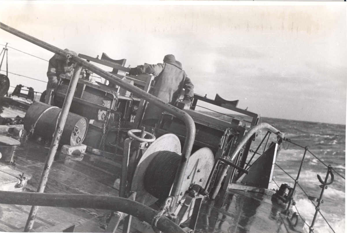 Enkeltbilde. Jageren Stord i konvoy til Murmansk.På jobb med synkeminer under en fire dagers lang kamp mot den tyske Marine nord for den Norske kyst