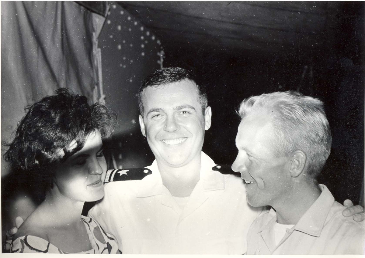 Enkeltbilde. C-kl jager, KNM Bergens tokt til Key West i 1962, amerikansk offiser med dame har blitt venn med en normann.