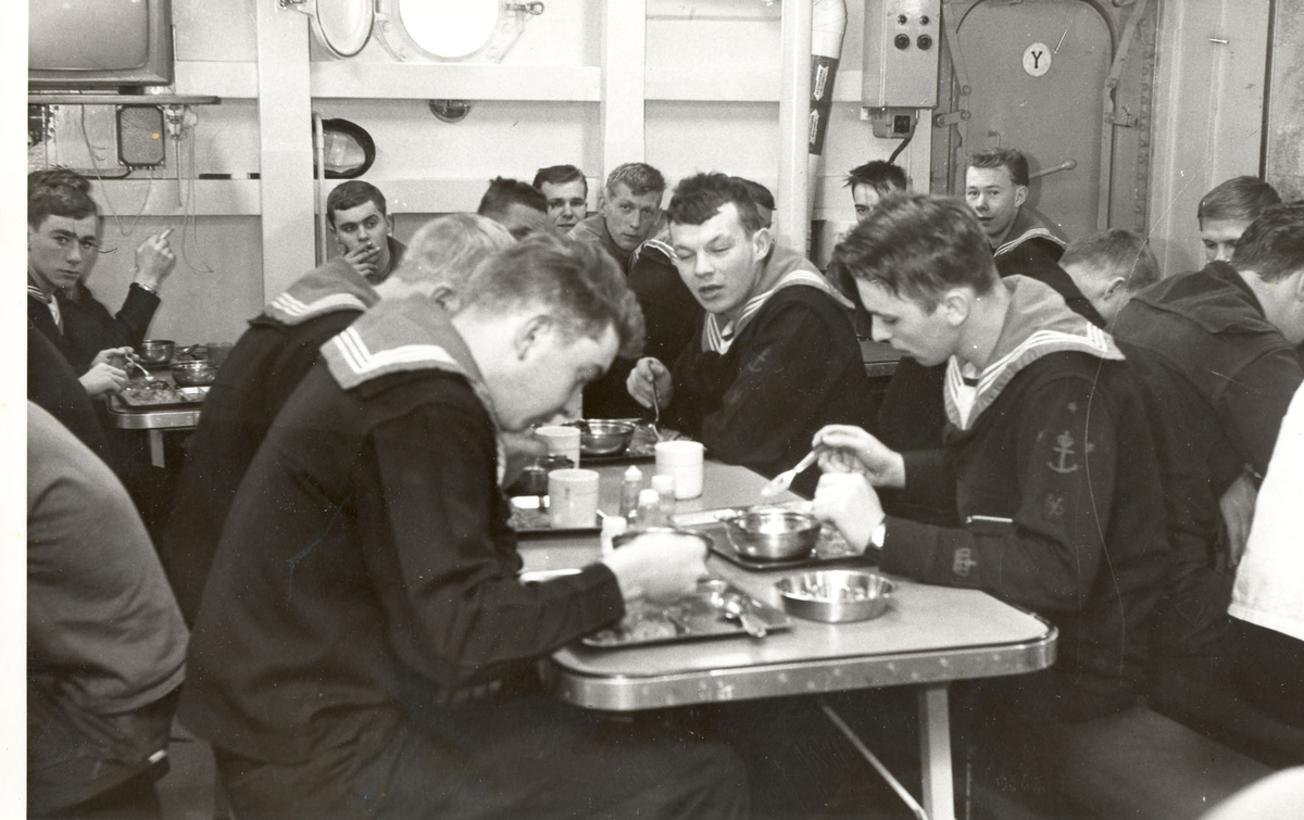 Tjueen foto fra fregatten KNM "Oslo" under tjeneste vinteren 1967 i Nord-Norge. Livet om bord, det er skaffing i mannskapsmessa