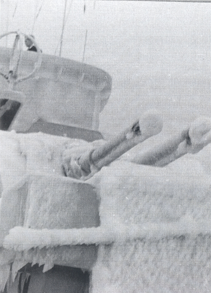 KNM "Draug" i Nord-Atlanteren på vinteren 1956.  Nediset kanontårn.