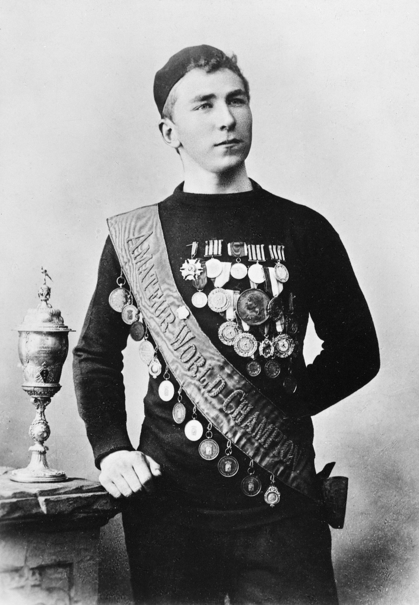 Portrett skøyteløper, nederlandske Jaap Eden med medaljer og pokal. Under EM på Hamar i 1894 satte han verdensrekord på 5000 m. med tiden 8.37.6. Rekorden sto til 1914, i 1895 ble han verdensmester på Hamar. Jacobus Johannes (Jaap) Eden.