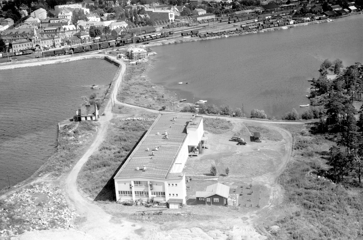 Hamar, Flyfoto, Tjuvholmen, fabrikken O. Kirkeby & Sønner flyttet hit i 1950, Hamar kommune pumpehus, Vesle-Mjøsa, Hamarbukta, Hamar stasjon,