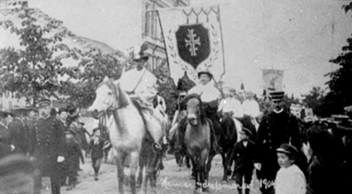 Postkort, Hamar, opptog med folk i kostymer på ridehest, innsamlingsaksjon for Hamar Idrettsmarked i 1904, fane, politi, 

