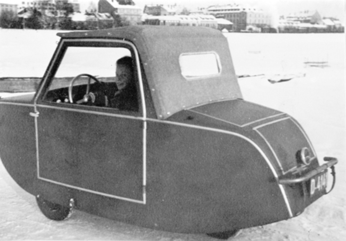 Hamar, Lindbergbakken 3, ingeniør Sverre Hagen bygde trehjuls elektriske biler, sitteplass for to, med en stålramme som Holland båtbyggeri satte på kryssfinerplater, registreringsnummer D-4141,