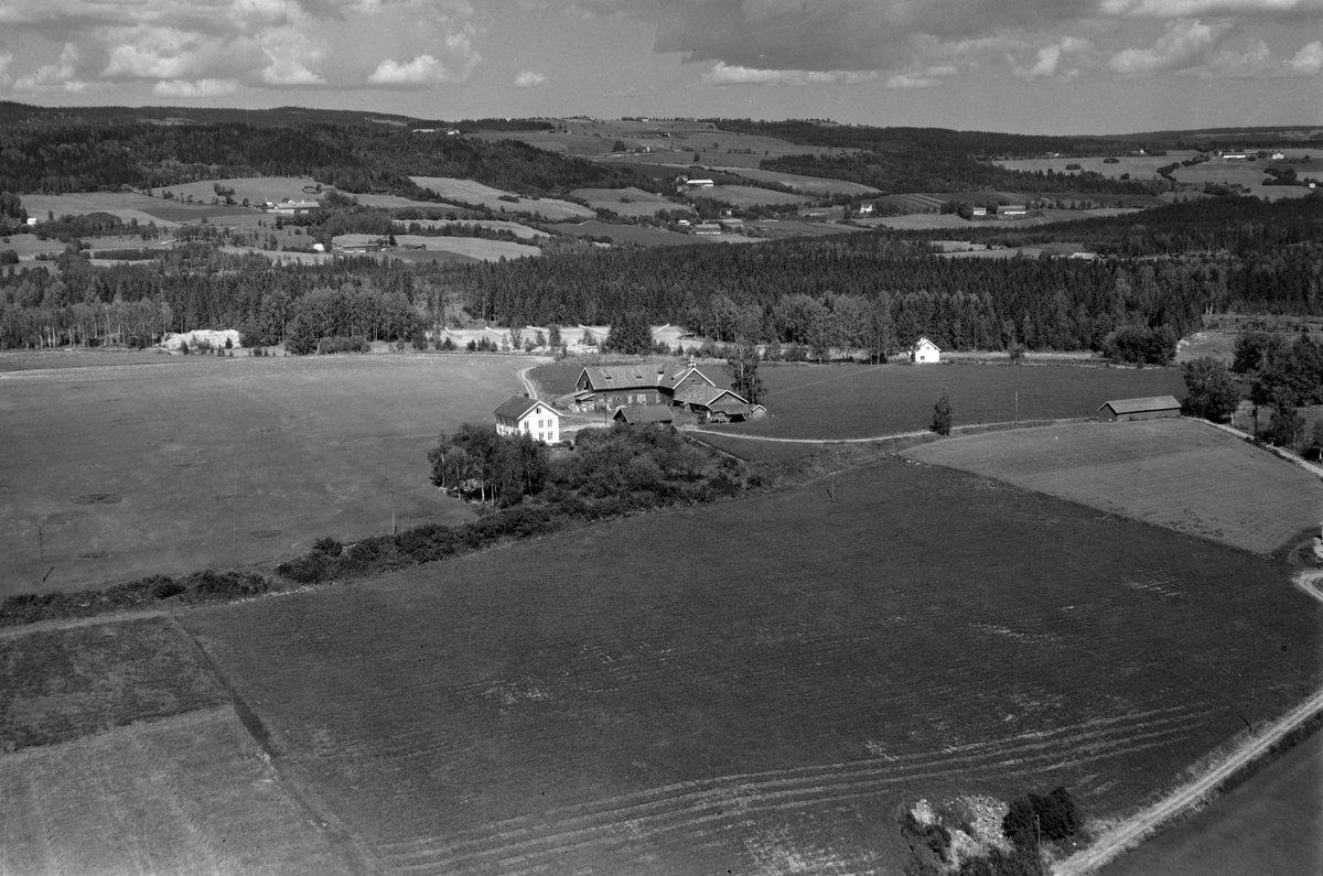 Flyfoto, Øvre Stolvstad, Veldre, Rudshøgda, landskap, Bogsti gård, med Løkendalen i bakgrunn.