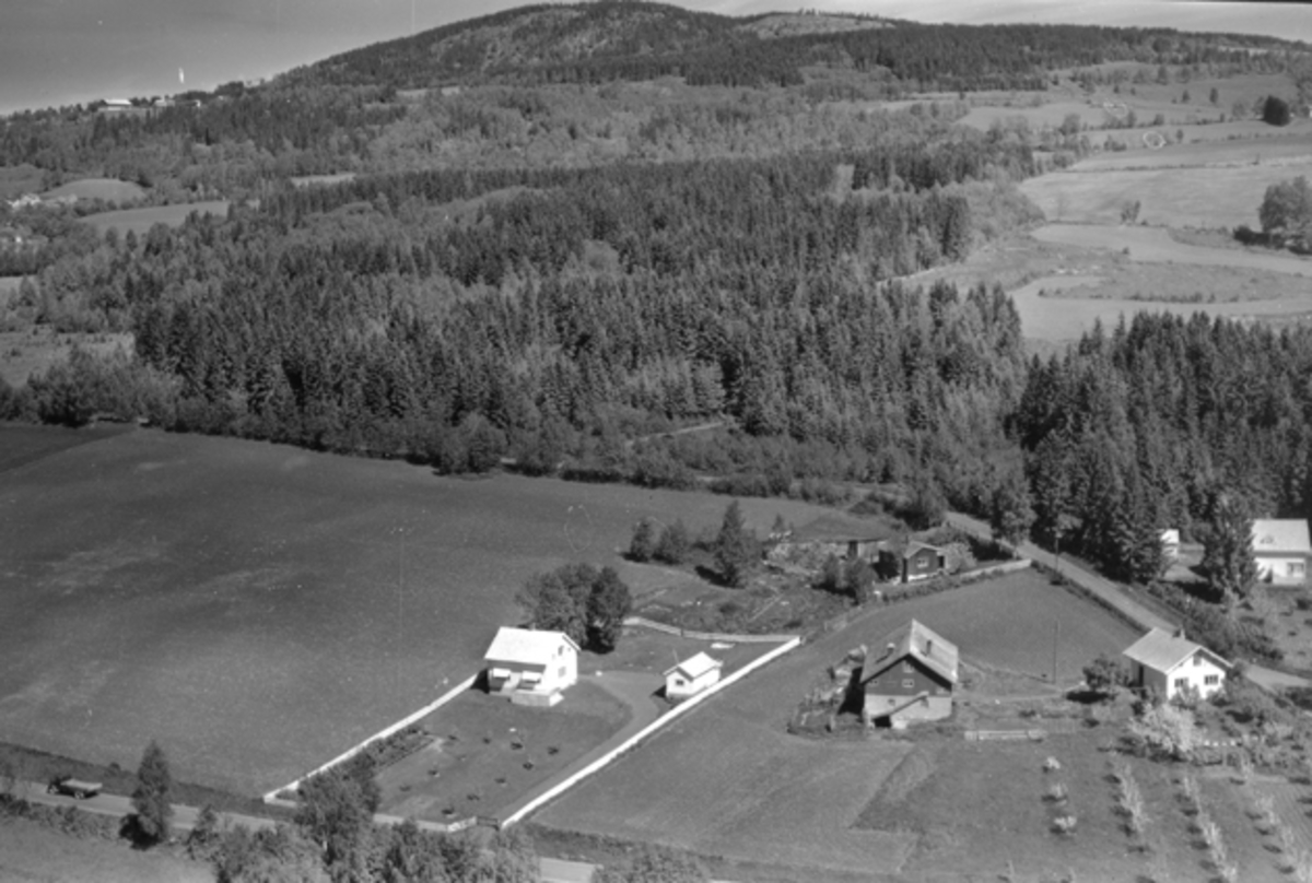 Flyfoto av bebyggelse, Stenbekk, Høsbjøråsen, Brumunddal.