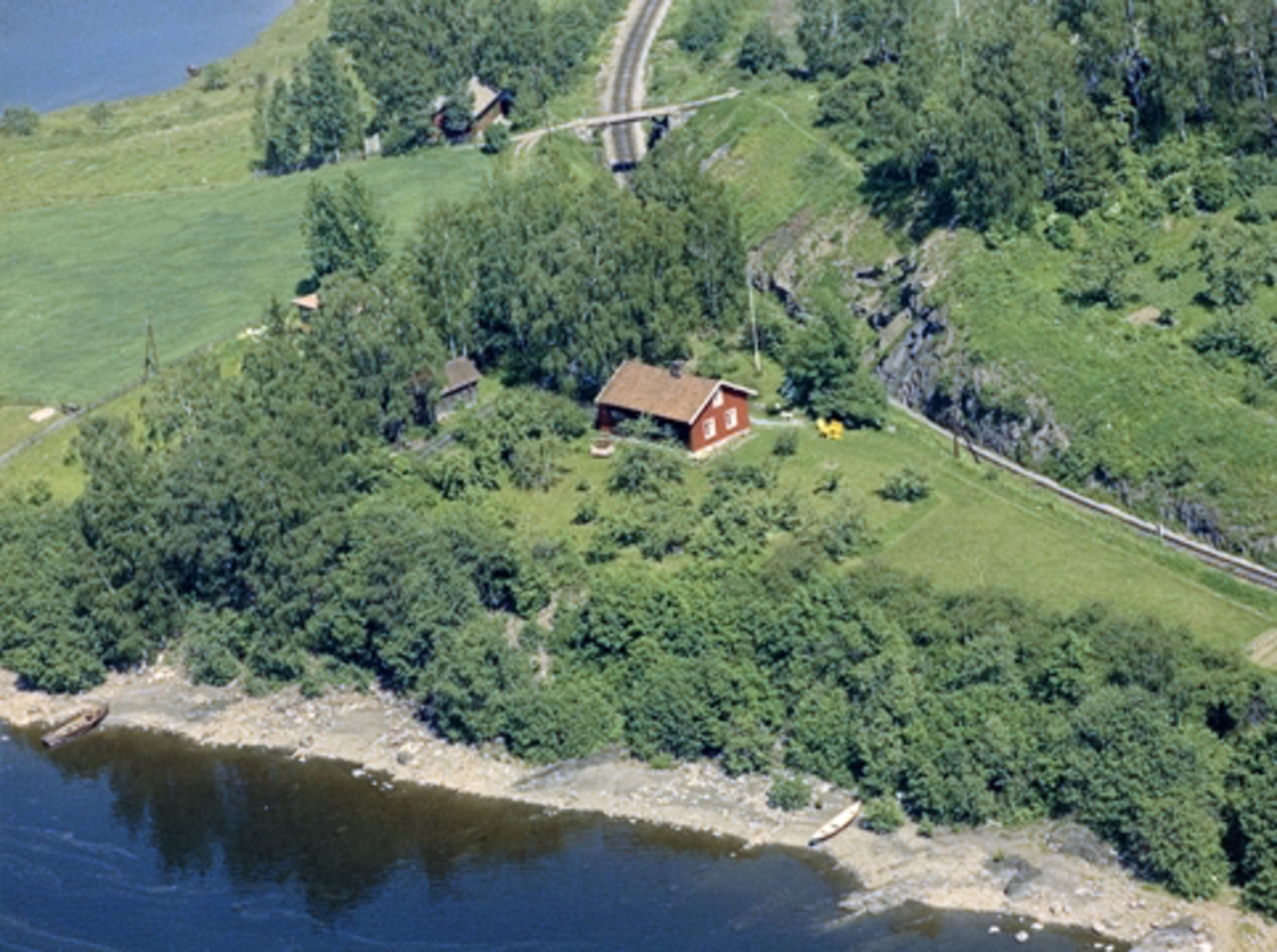 Ringsaker, Furnes, Jessnes, flyfoto, Grøtodden, hytter i Jessnesvegen 473, Nordhagen 754/4, jernbanespor, jernbaneovergang ved hytta "Krattet"