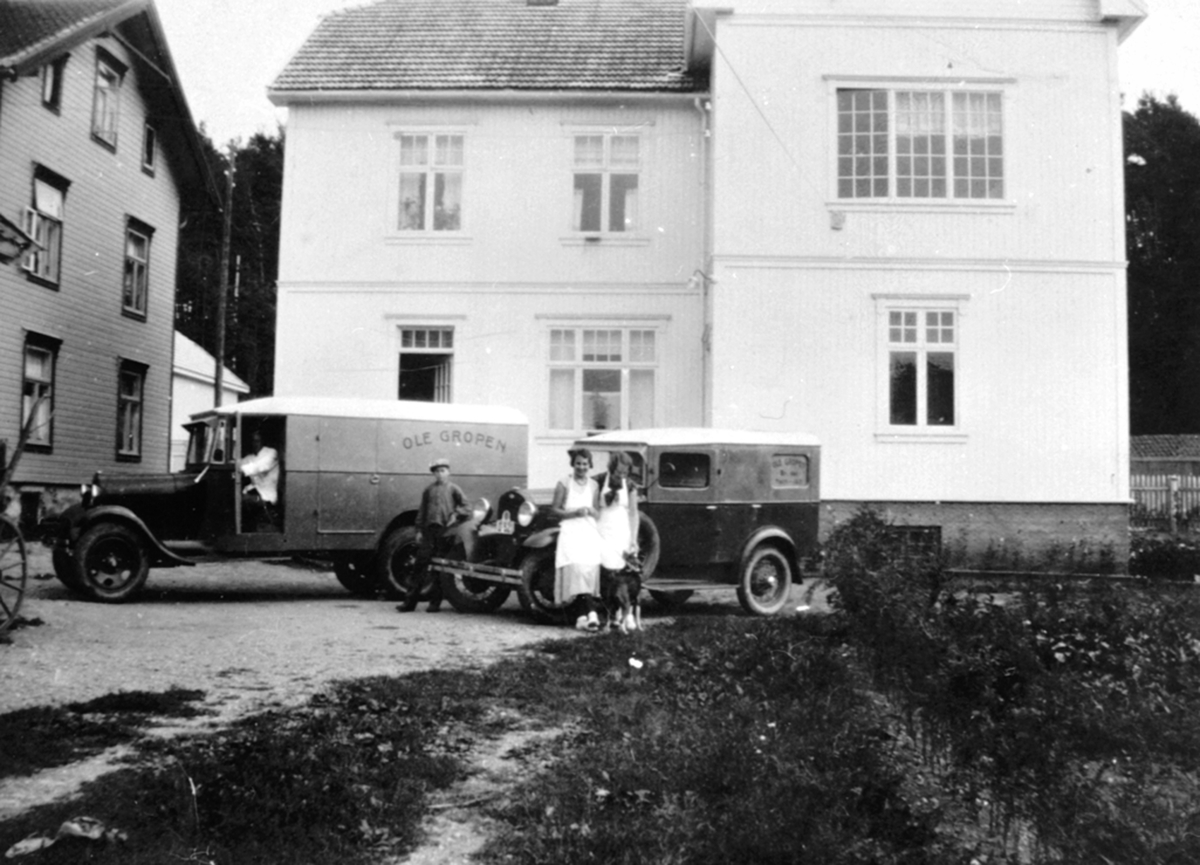 2 fiskebiler i bakgården til fiskehandler Ole Gropen, Heimdal nedre, Gamlegata 12, Brumunddal. Fra venstre er Ford AA 1928-29 modell bygd på lastebilunderstell. Ford A 1928-31 modell bygd på personbilunderstell, D-521.
