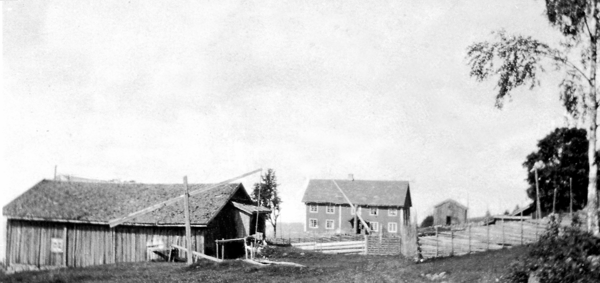 Låve og våningshus på Øveråsen gård, Åsmarka, Ringsaker. Den gamle bebyggelsen.