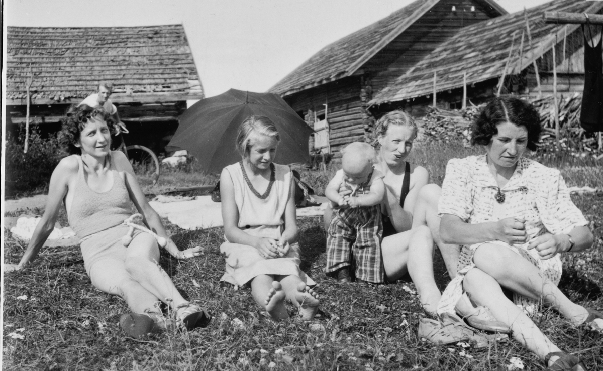 Unge damer foran husa på Kiseodden. Fra venstre er Nora Hamborg, Ruth Hamborg (1926-1971), Berit Bjørnstad f.1937, Paula (Pauline) Wilberg (1917-2000), Eva Hamborg.