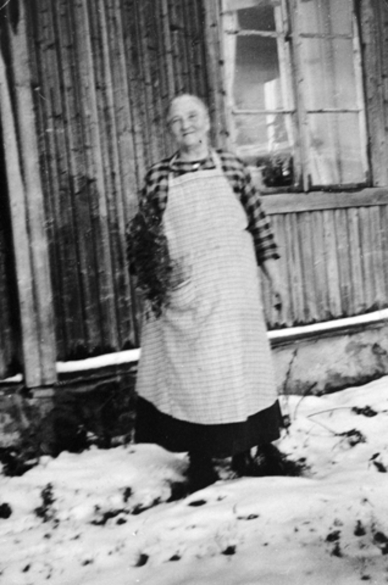 Kjerstine Jevne, bakstekone, Åset, Nybygda, Ringsaker. Hun bodde i Jevne ved Åsettajet.