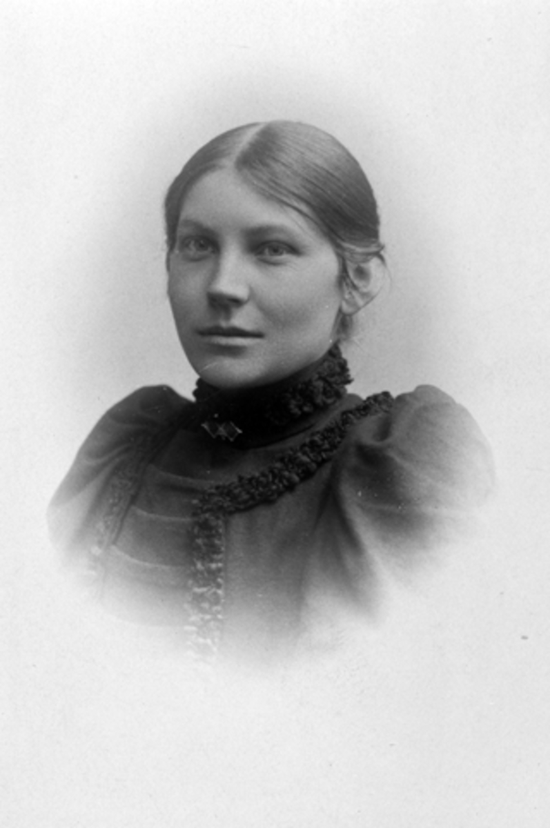 Augusta Arnesdatter Saugstad, (1865-1950), gift 19/8-1893 med handelsbestyrer Johan Stenseng, Ringstrand, Ringsaker.