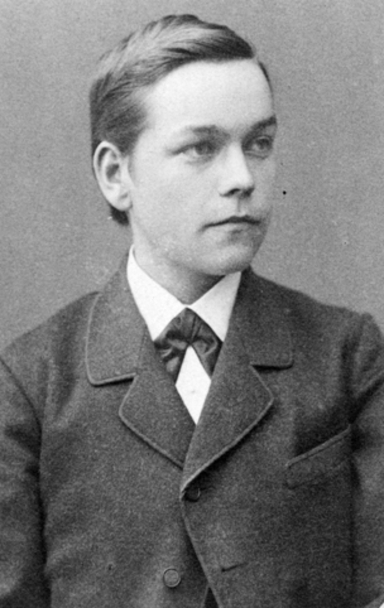 Portrett, Anton Snilsberg, handelsbetjent ved Ringsaker Handelsforretning, landhandler i Gaupen, senere grosserer på Hamar.