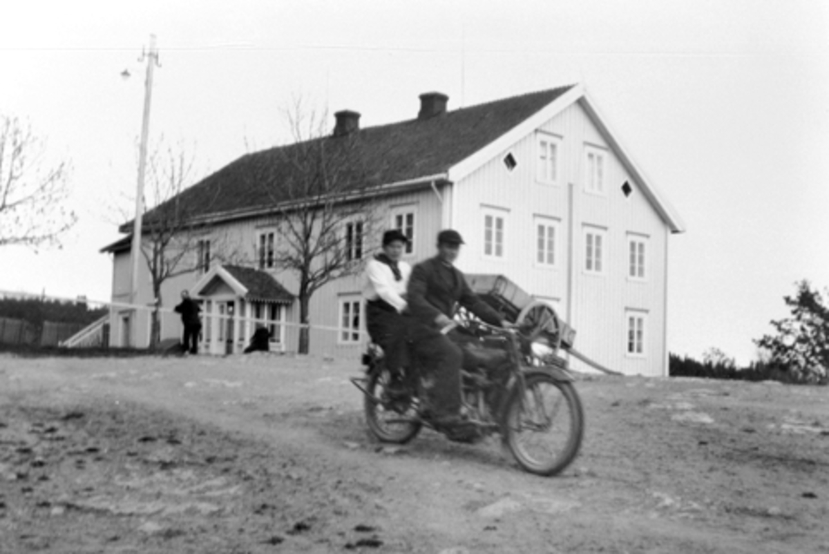 Marie Skyberg F.Lier som passasjer på motorsykkel, fører ukjent. En Harley Davidson fra 1917, magnet modell uten belysning.