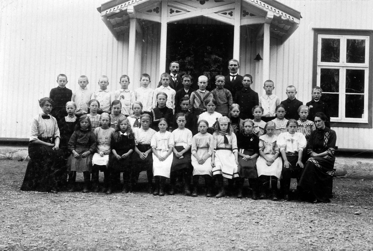 Elever og lærere ved Mørkved skole, Brumunddal i 1910-1911.