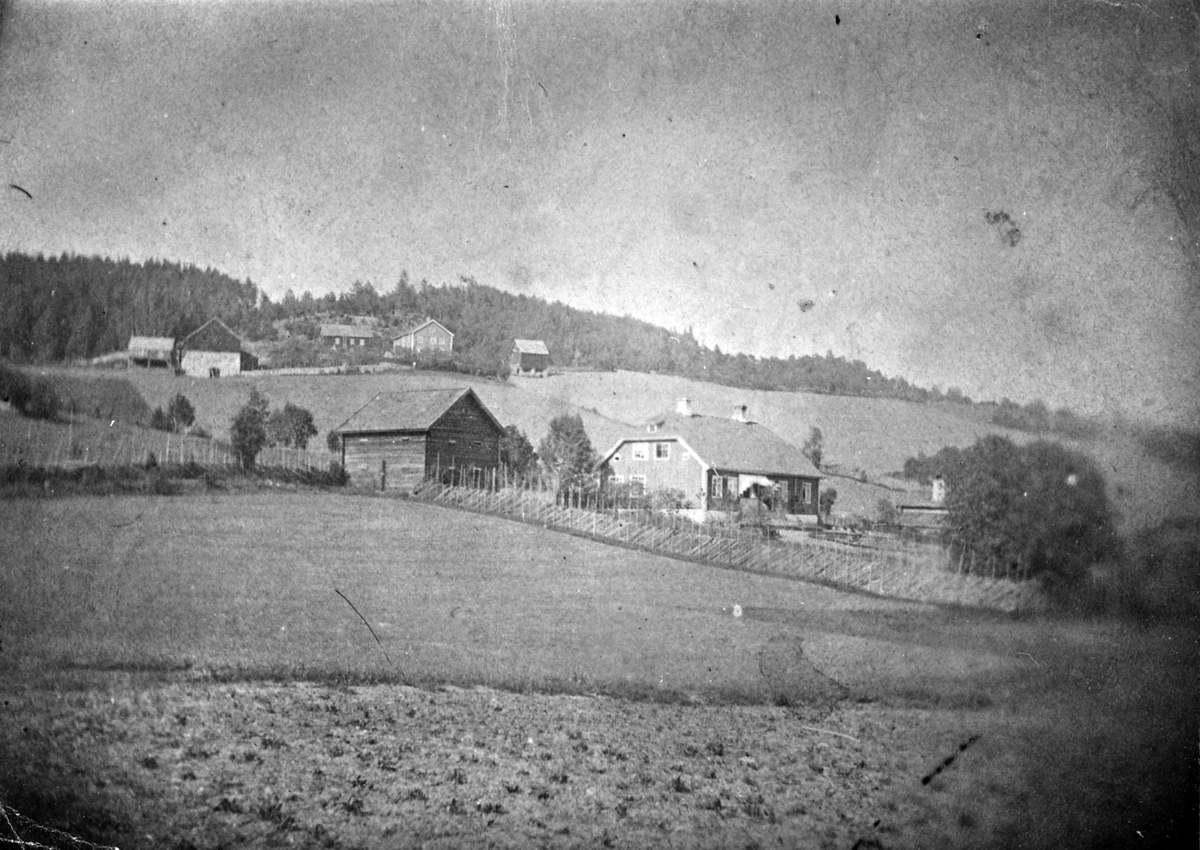 Ringsaker, Skarpsnovegen 102, Bekkelund gård med Tømten gård i bakgrunnen, før Dovrebanen ble anlagt,