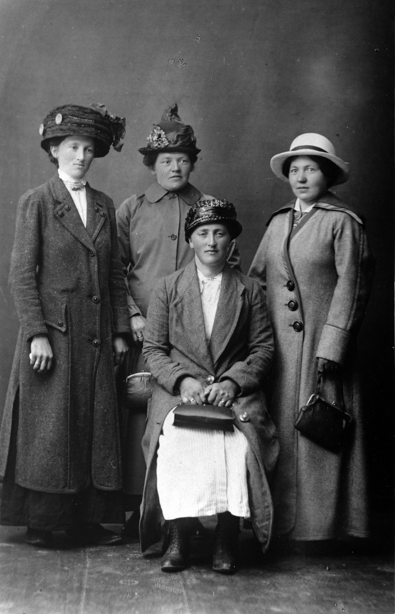 Søstre. Hulda, Oline, Berte (foran) og Ida Torsæter. Tatt før Berte reiste til Amerika i 1912. Torsæter, Veldre, Ringsaker.