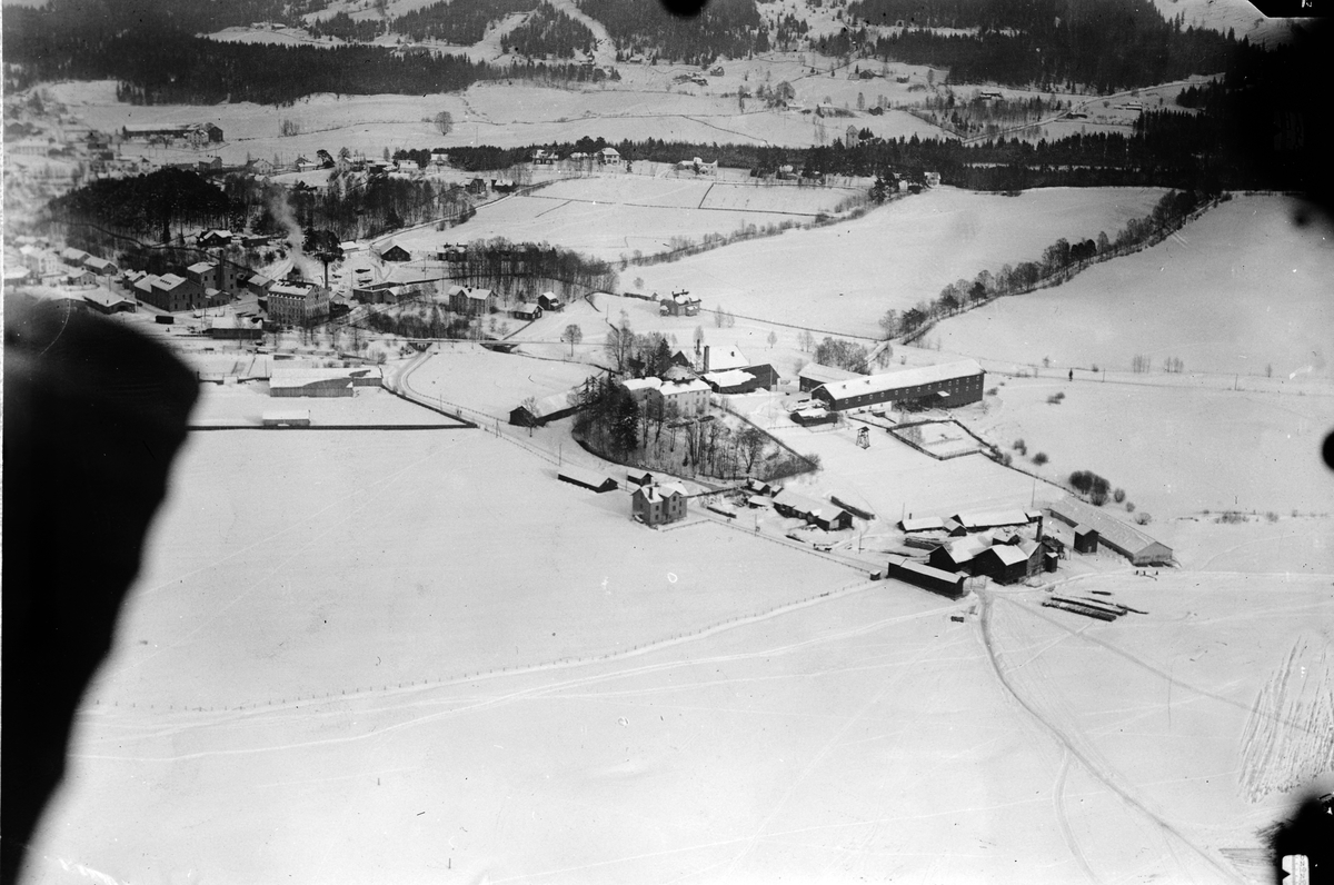 Flyfoto, Brumunddal. Nerkvern gard. 1920-åra. 
