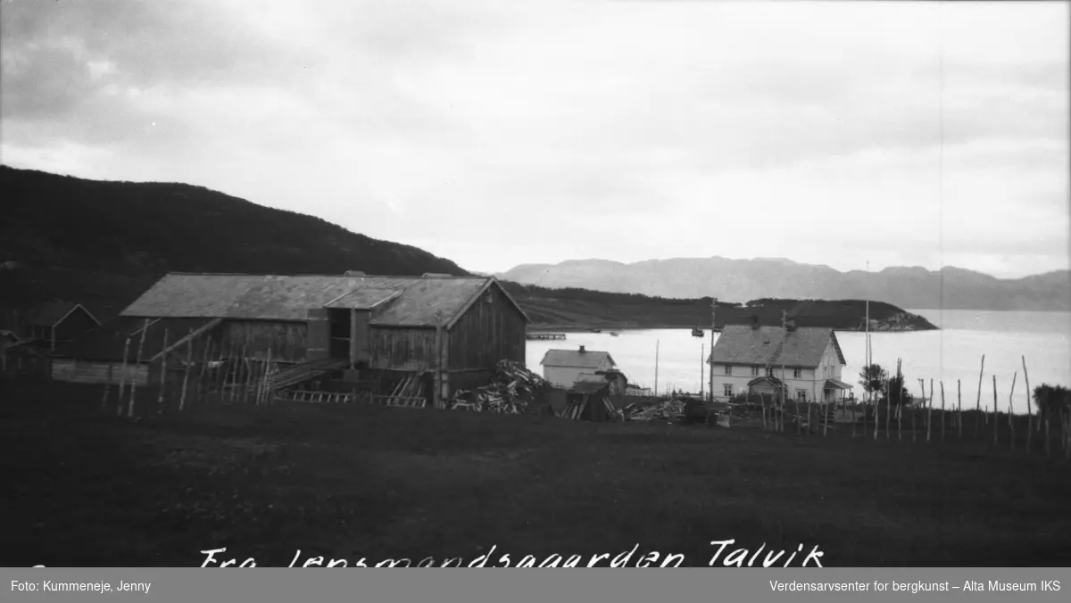 Lensmannsgården i Talvik med Altafjord i bakgrunn. 1926