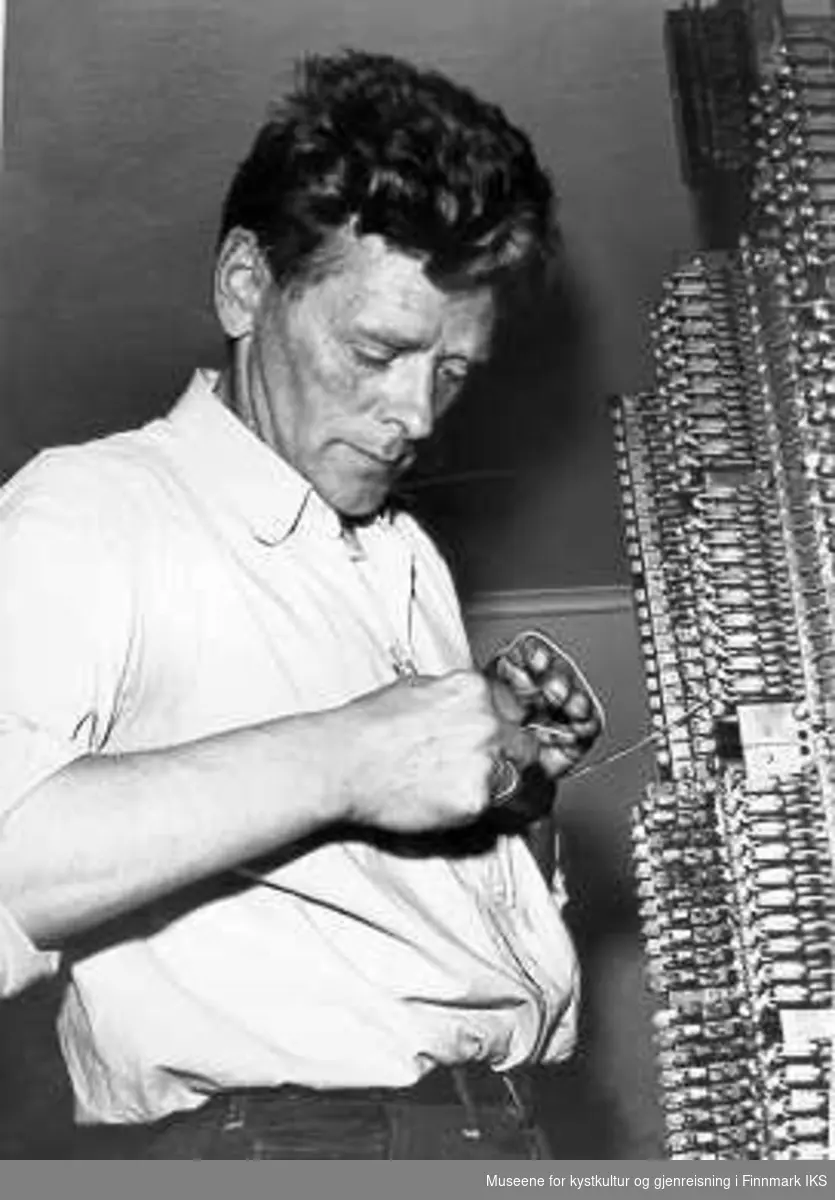 Birger Johansen, montør i Televerket, sjekker sikringer - kobling/sikringstativ i gamle telebygget,  1960