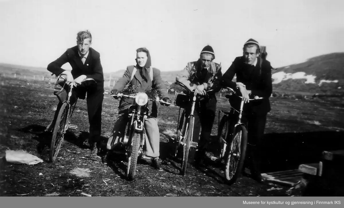 Fra venstre: Ronald Lorentzen, Ninni og Knut Karlsen, Ronald Røberg. Ninni fikk tillatelse til å kjøpe seg motorsykkel før rasjoneringen ble opphevet pga sin jobb. Hun var telegrafbud.