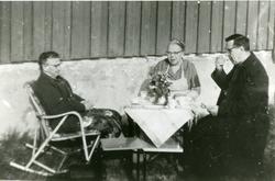 fra v.: Amanda Jørgensen, Laura og Harald Rasmussen sitter u