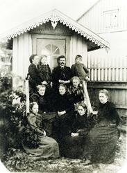 Andrea Esbensen med sine 9 barn ved lysthuset til Esbensengå