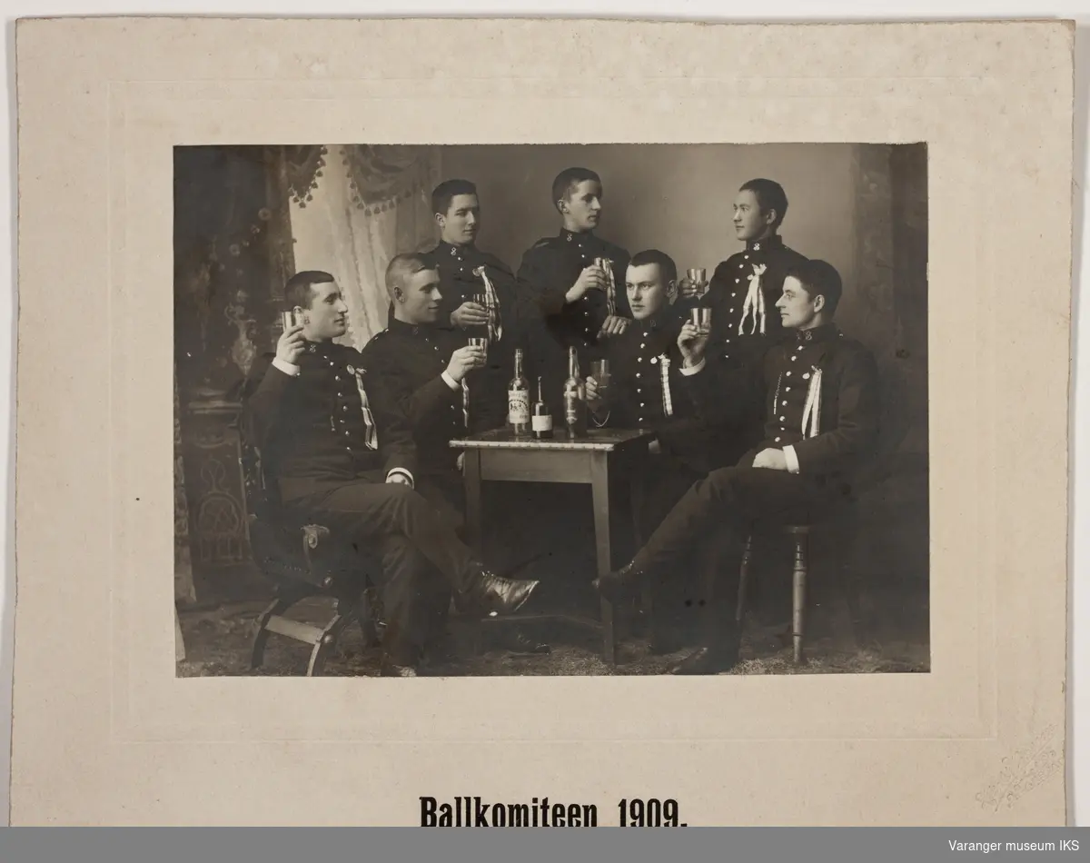 Menn i uniform - Ballkomiteen, 1909.