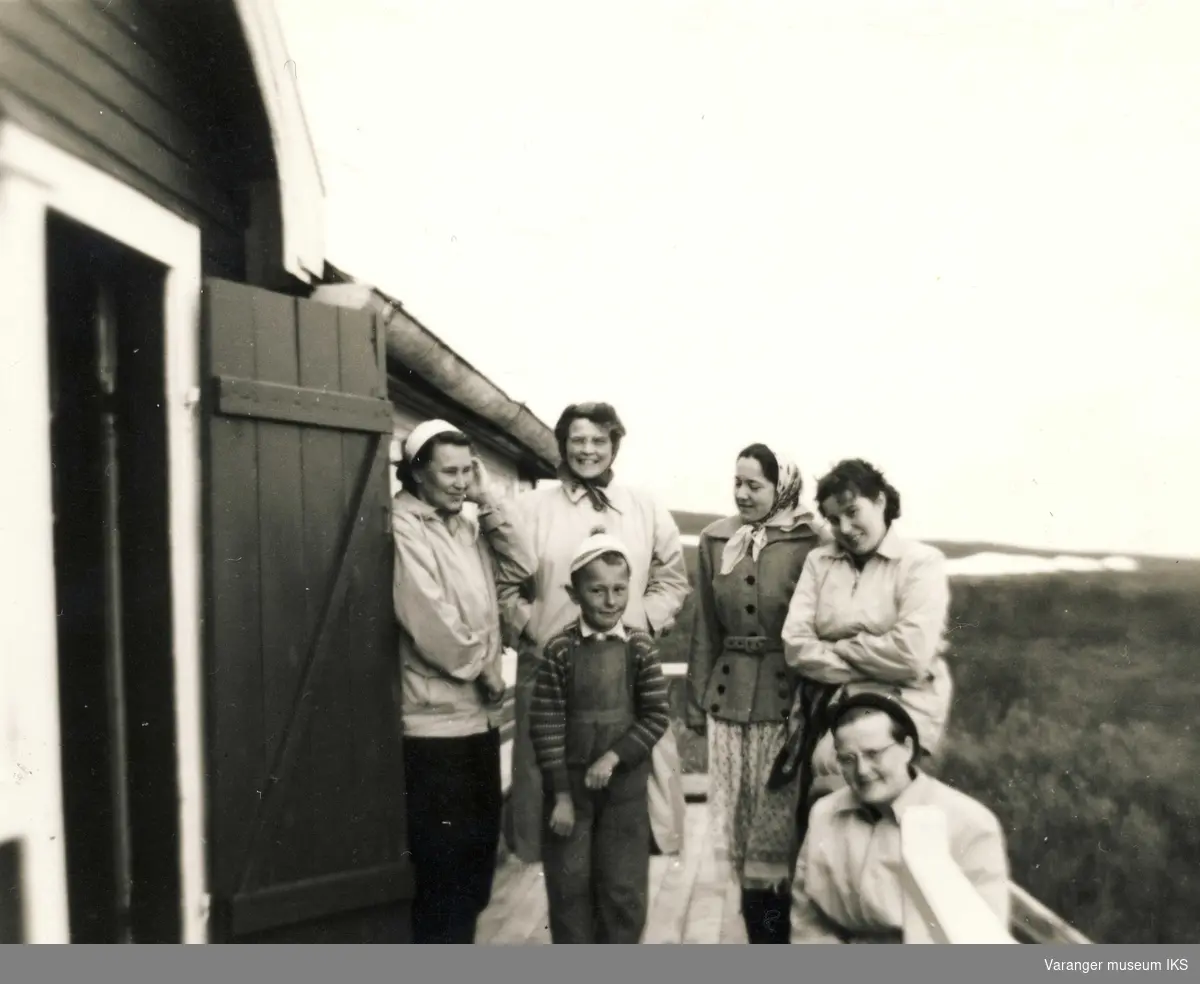 Ida Tuomainen og 5 personer på altanen på Viinikkahytta i 1930