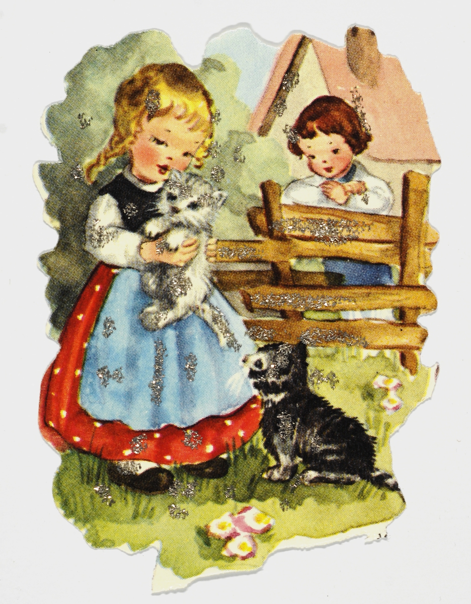 Jente holder en katt i armene. En katt på bakken. I bakgrunnen en gutt ved et gjerde og et hus enda lenger bak