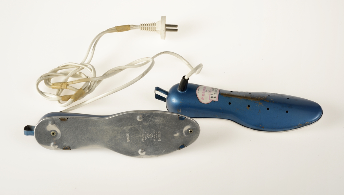 Sett med to blå elektriske skotørkere i metall med plastledning. Formene er koblet sammen og har én kontakt. Opphengskrok på hælpartiet og 8 hull på oversiden av hver lest.