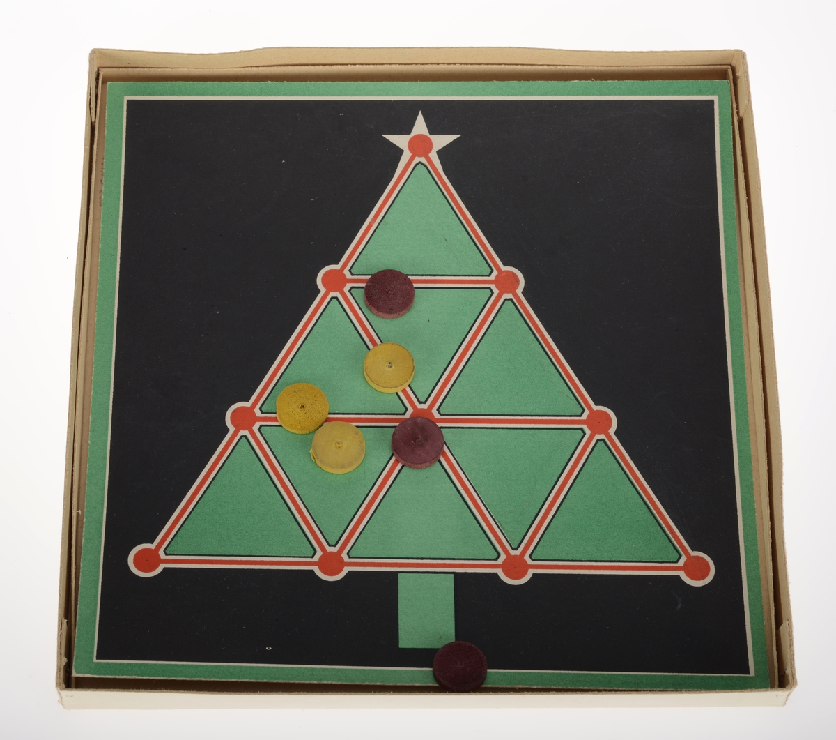 Kvadratisk pappeske med stiftede hjørner. Inneholder et brett med motiv av et stilisert tre, som utgjør en likesidet trekant sammensatt av flere likesidede trekanter. Med til spillet hører tre røde og tre gule spillbrikker. Esken inneholder et ark med spillinstruksjoner.