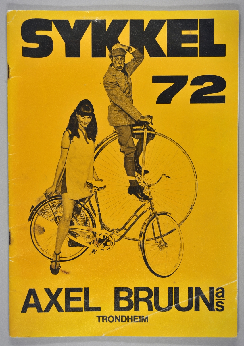 En mann sykler på en "Veltepetter".
En dame står ved en damesykkel.