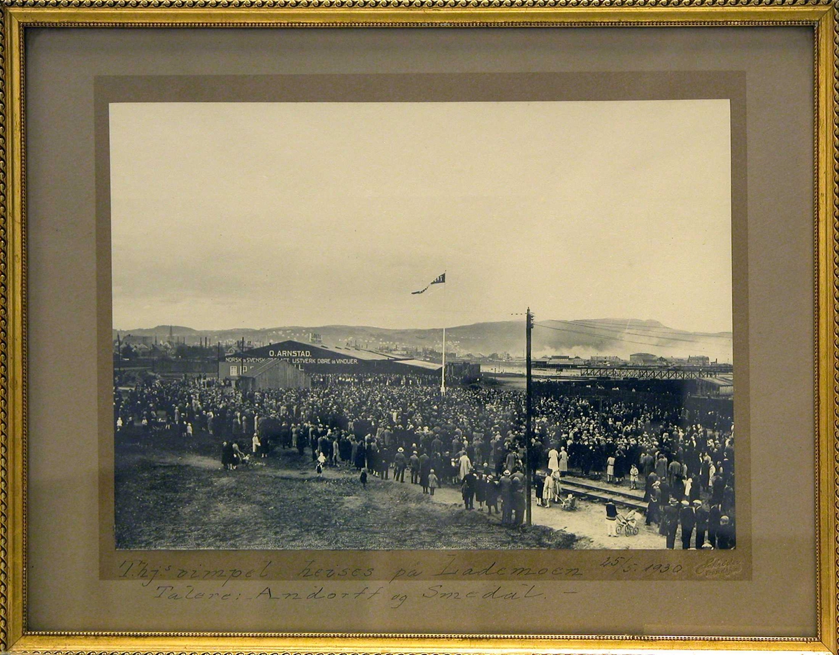 "Trondhjemsvimpelen" heises på Lademoen 25/5-1930 under den pågående navnestriden. Mange tilhengere av navnet Trondhjem har møtt opp.