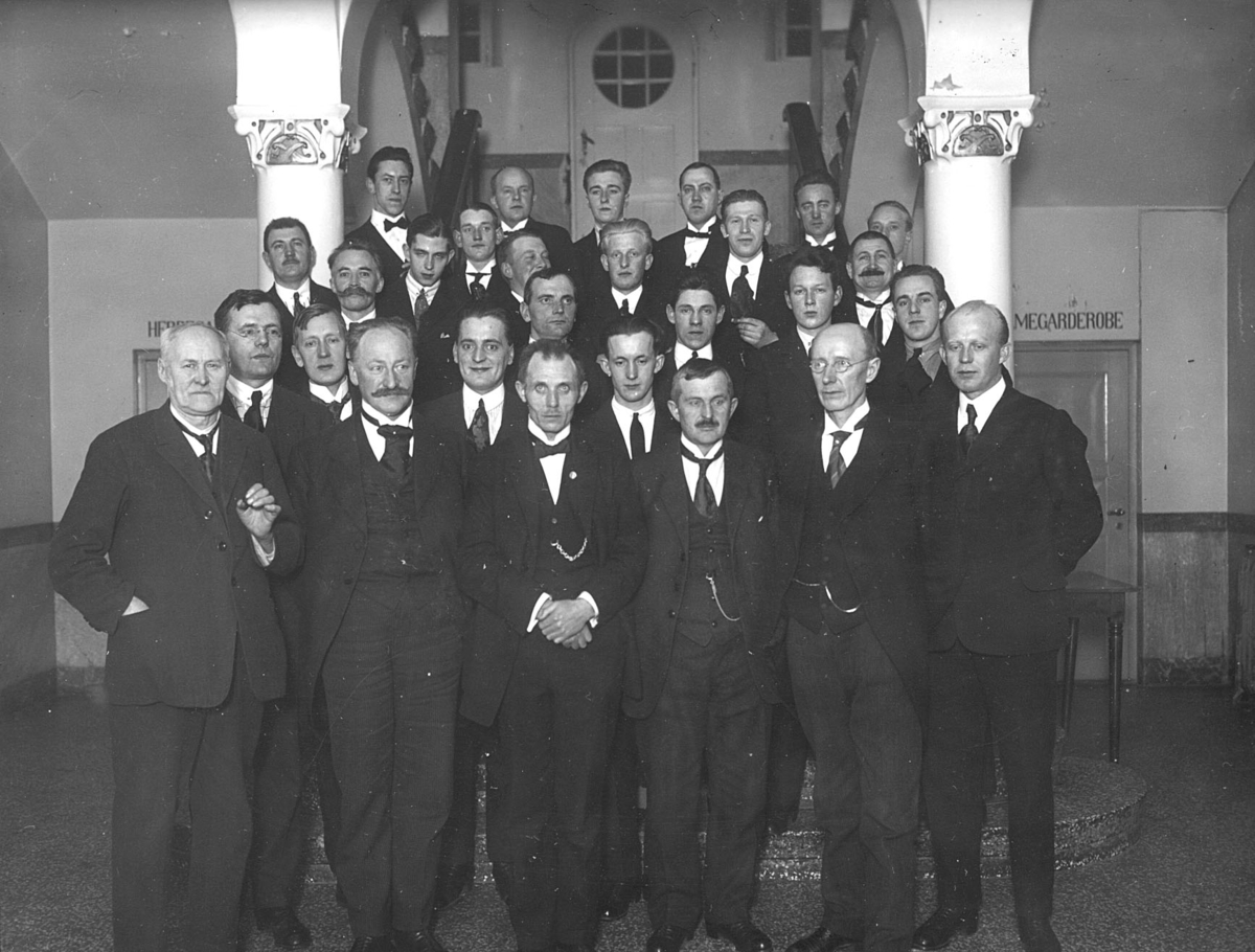 Østlendingens styre og ansatte.
Bildet er tatt i inngangspartiet i gamle Elvarheim.
