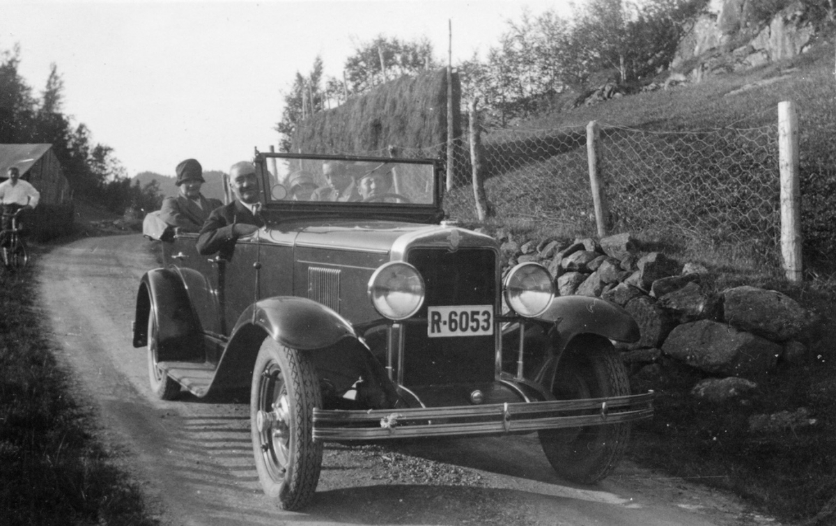 Folk på biltur på 1930-talet.