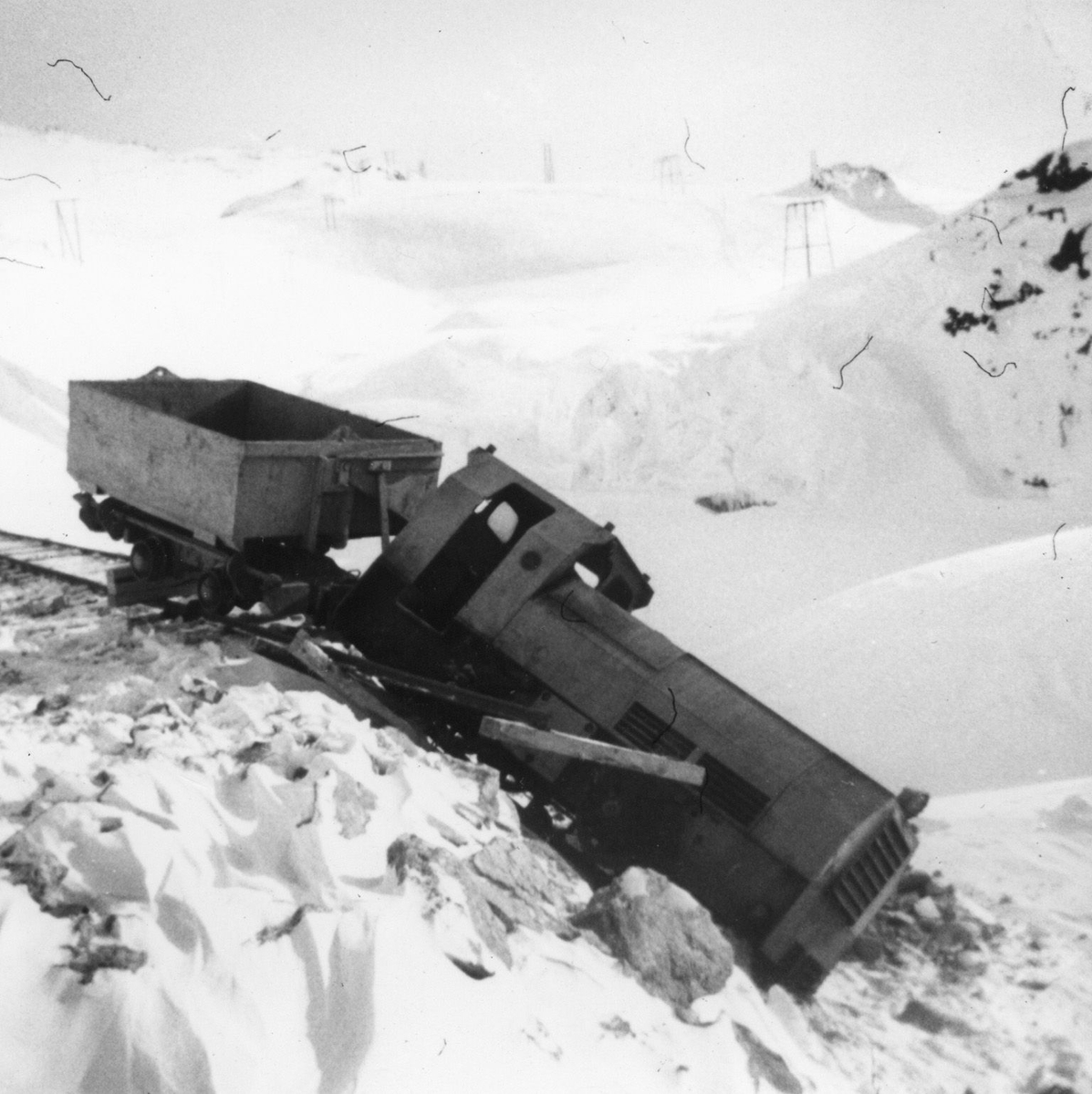 Lokomotiv med vagge havarert i snøen på anleggsstaden i Tyssedalsfjellet.