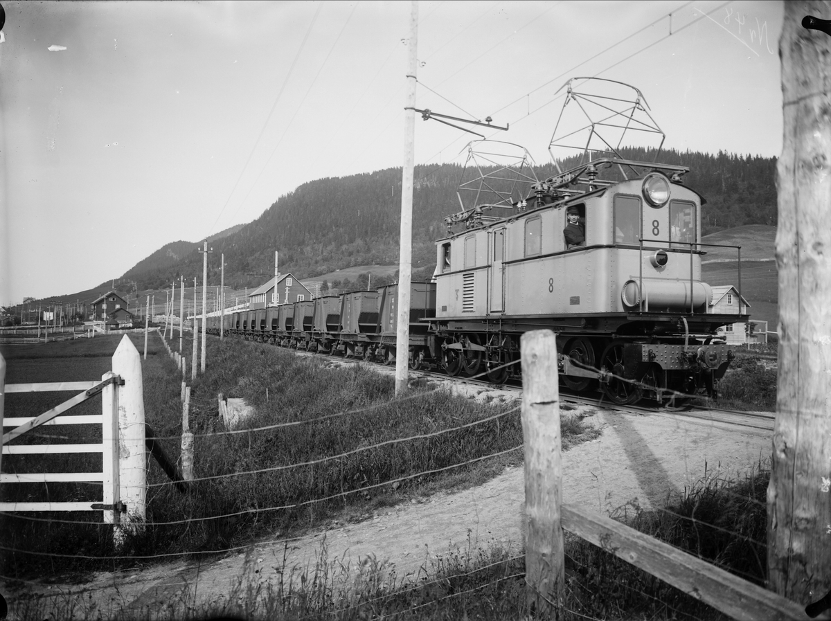 ASEA-lokomotiv nr. 8 med kissett sør for Orkanger stasjon.