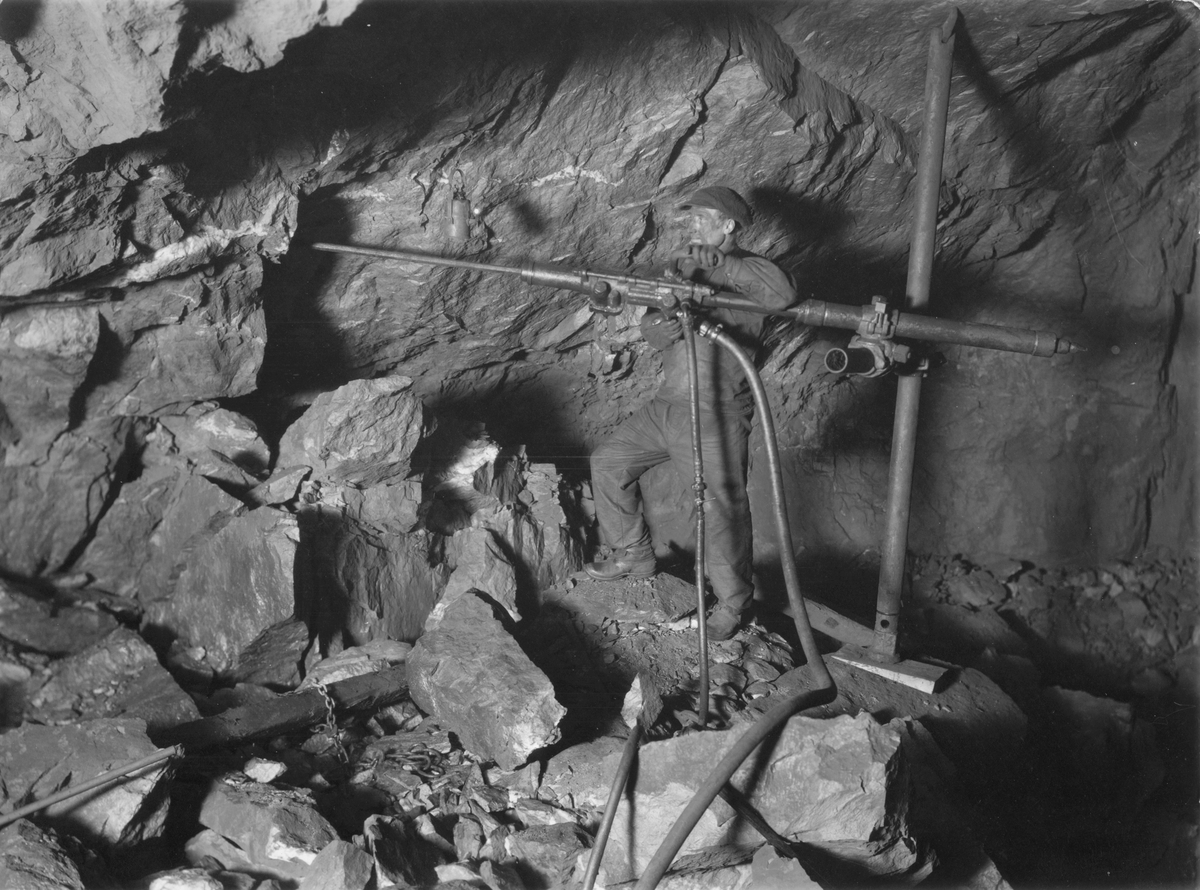 Mann i arbeid med strossedriving i Wallenberg gruve.