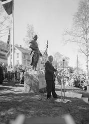 Thorry Kiær taler ved avdukingen av statuen "Bergmannen", Lø