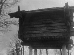 Samisk stabbur, njalle (njælla) på Bjørnheia, Vetterhusbotn 