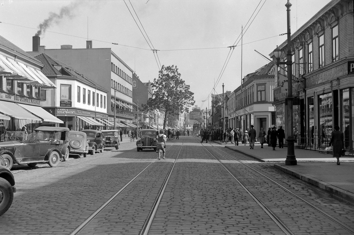 Olav Tryggvasons gate med Jomfrugata kryssende midt i bildet
