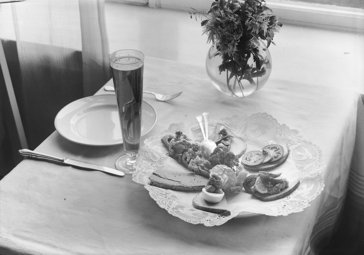 Restaurantbord med mat og øl for Bennett Reklamebyrå
