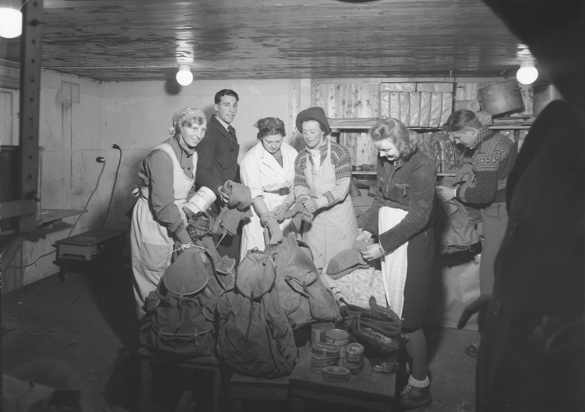Damer sorterer innholdet i ryggsekker med nødhjelp til Finland i forbindelse med Vinterkrigen
