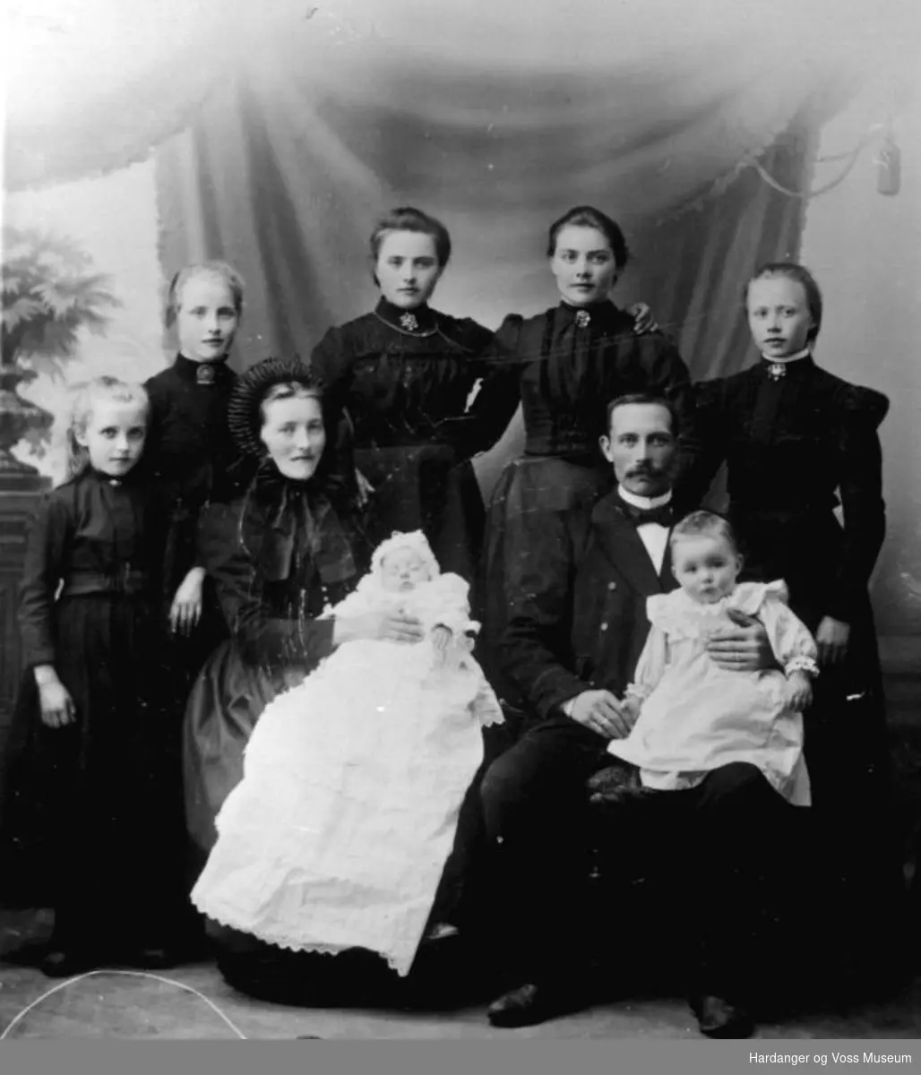 familiegruppe, fire vaksne, fem born (i atelier) (sjå utf. oppl.)