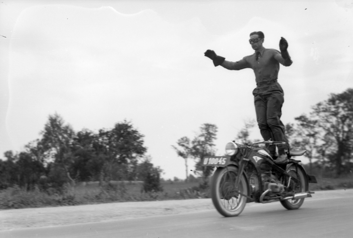 Ernst Parow står på Zündapp motorsykkel i fart