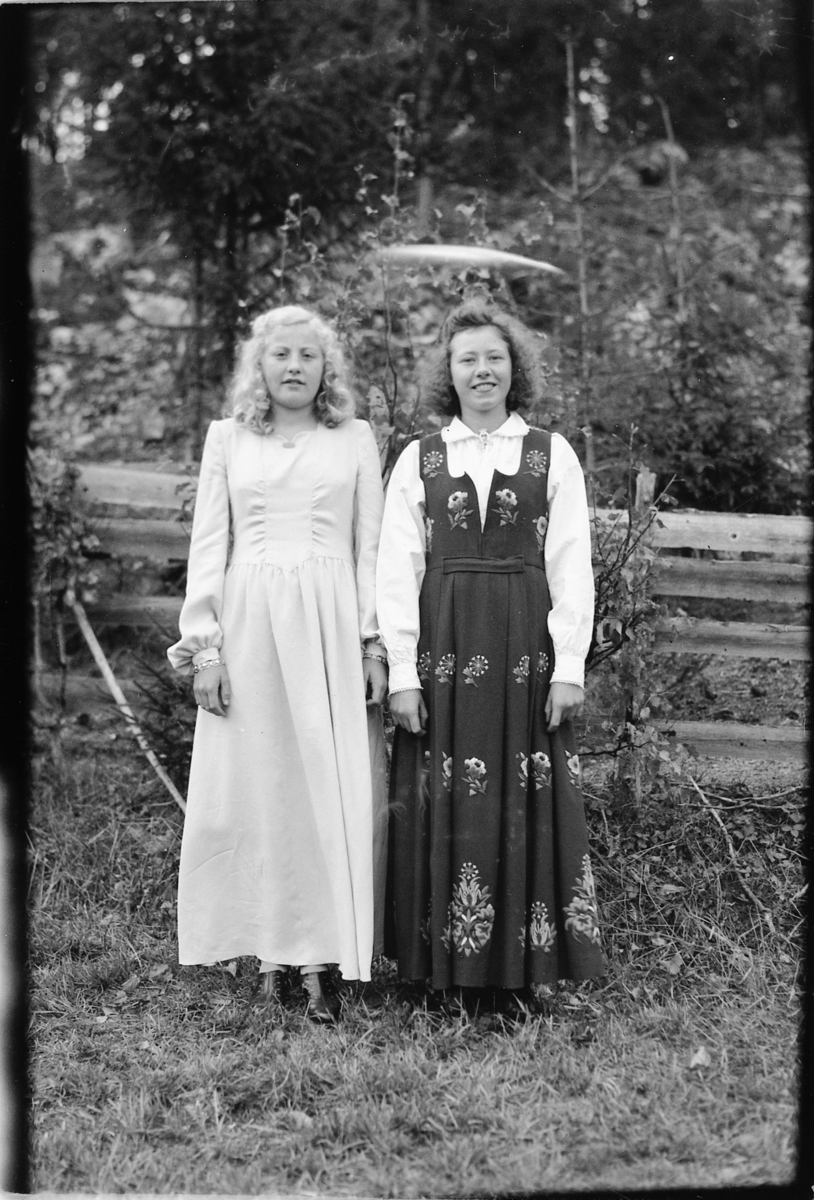 Anne Karoline Langgård og Aud Langgård.
Foto tatt 5. oktober 1947 ved konfirmasjonen til Anne Karoline Langgård på Nedre Langgård i Næroset.
